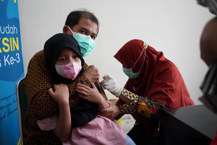 Gubernur Jawa Timur Khofifah Indar Parawansa Imbau Warga Jawa Timur Teliti Saat Vaksinasi Booster
